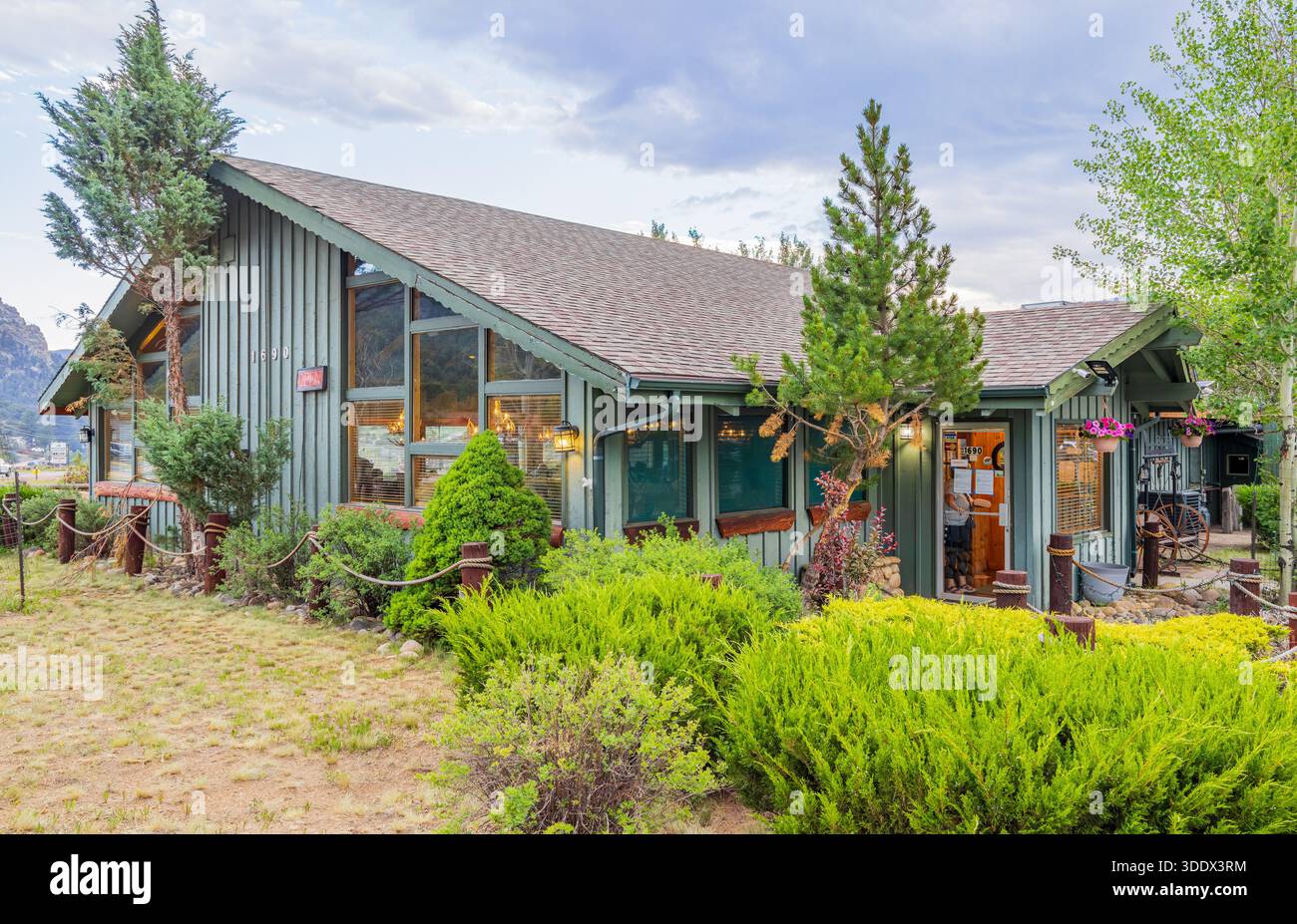Colorado, 3. Juli 2025 - Außenansicht des Hunters Chop House Stockfoto