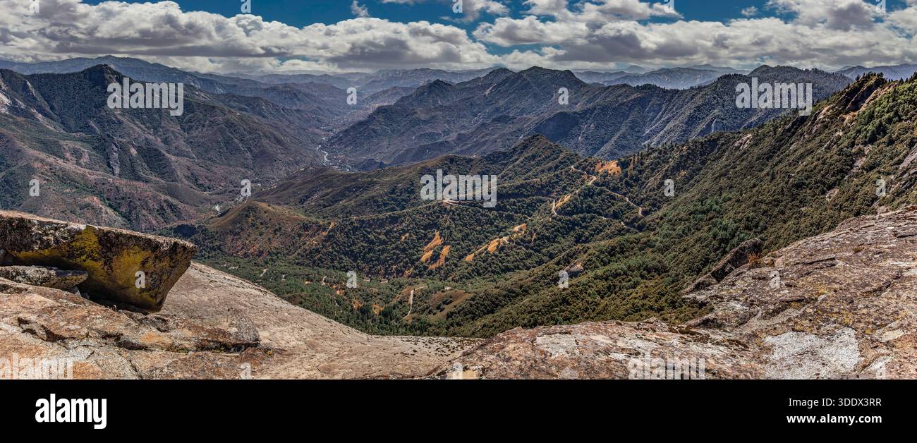 Von der hohen Granitkuppel des Moro Rock, wo massive Peeling-Platten aus Kreidegranit hineinfallen, entfaltet sich das Panorama der Sierra Nevada Stockfoto