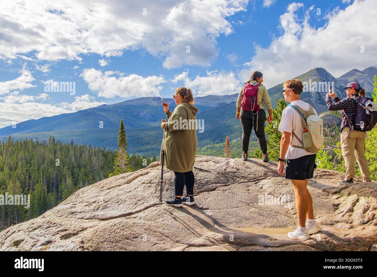 Colorado, 4. Juli 2025 – Besucher bewundern die wunderschöne Landschaft des Rocky Mountain National Park Stockfoto