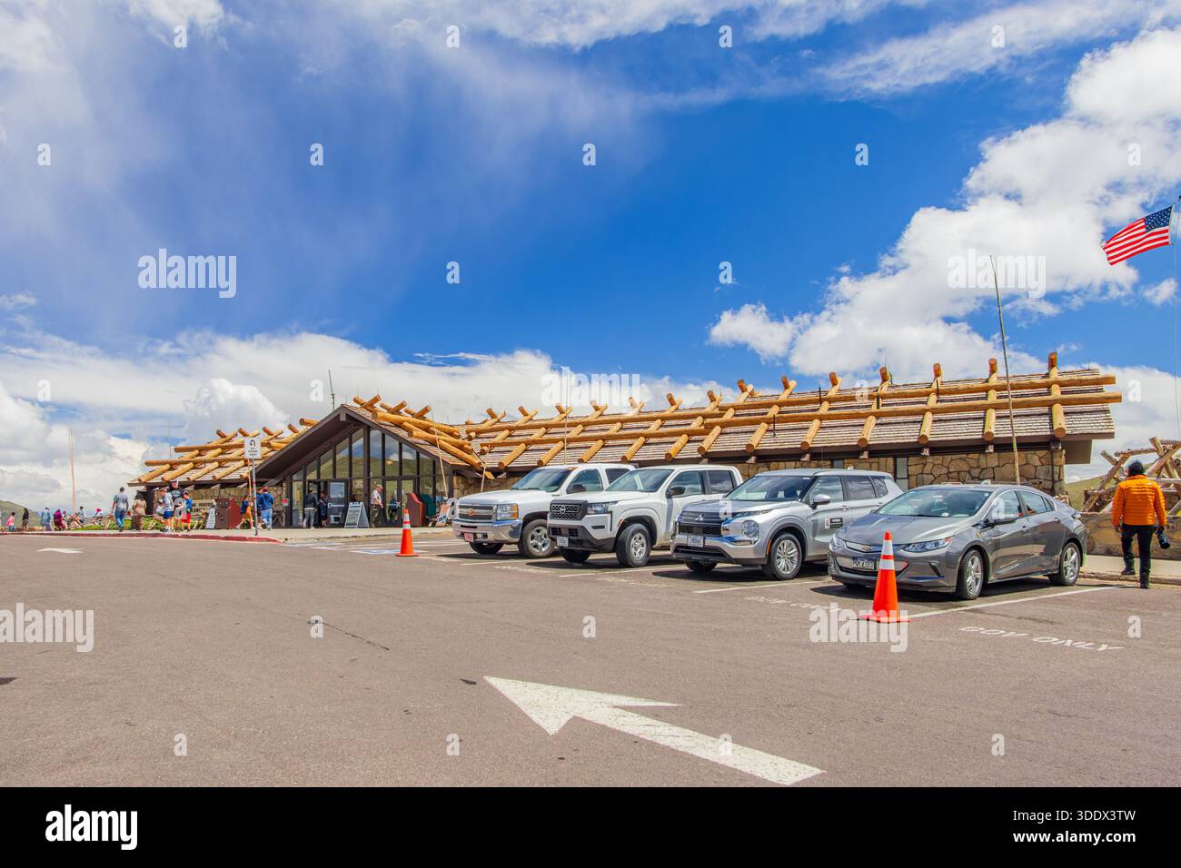 Colorado, 4. Juli 2025 - sonniger Außenblick auf das Alpine Visitor Center Stockfoto