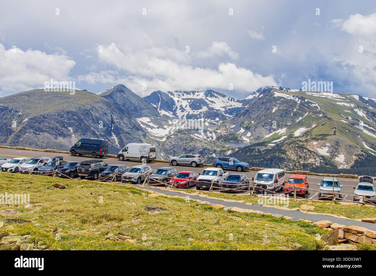 Colorado, 4. Juli 2025 - sonniger Blick auf die wunderschöne Landschaft des Mt. Ida im Rocky Mountain National Park Stockfoto