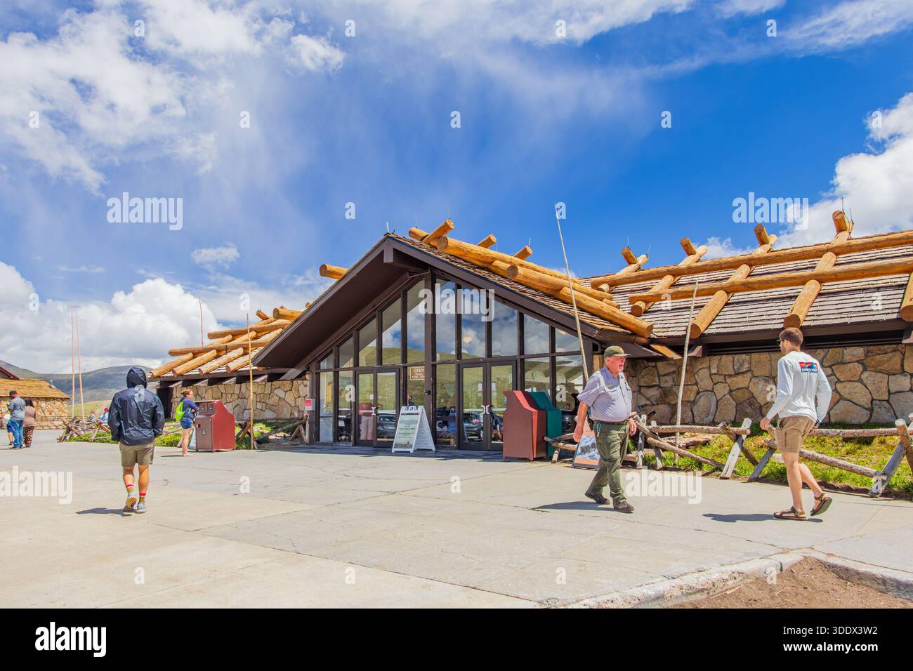 Colorado, 4. Juli 2025 - sonniger Außenblick auf das Alpine Visitor Center Stockfoto