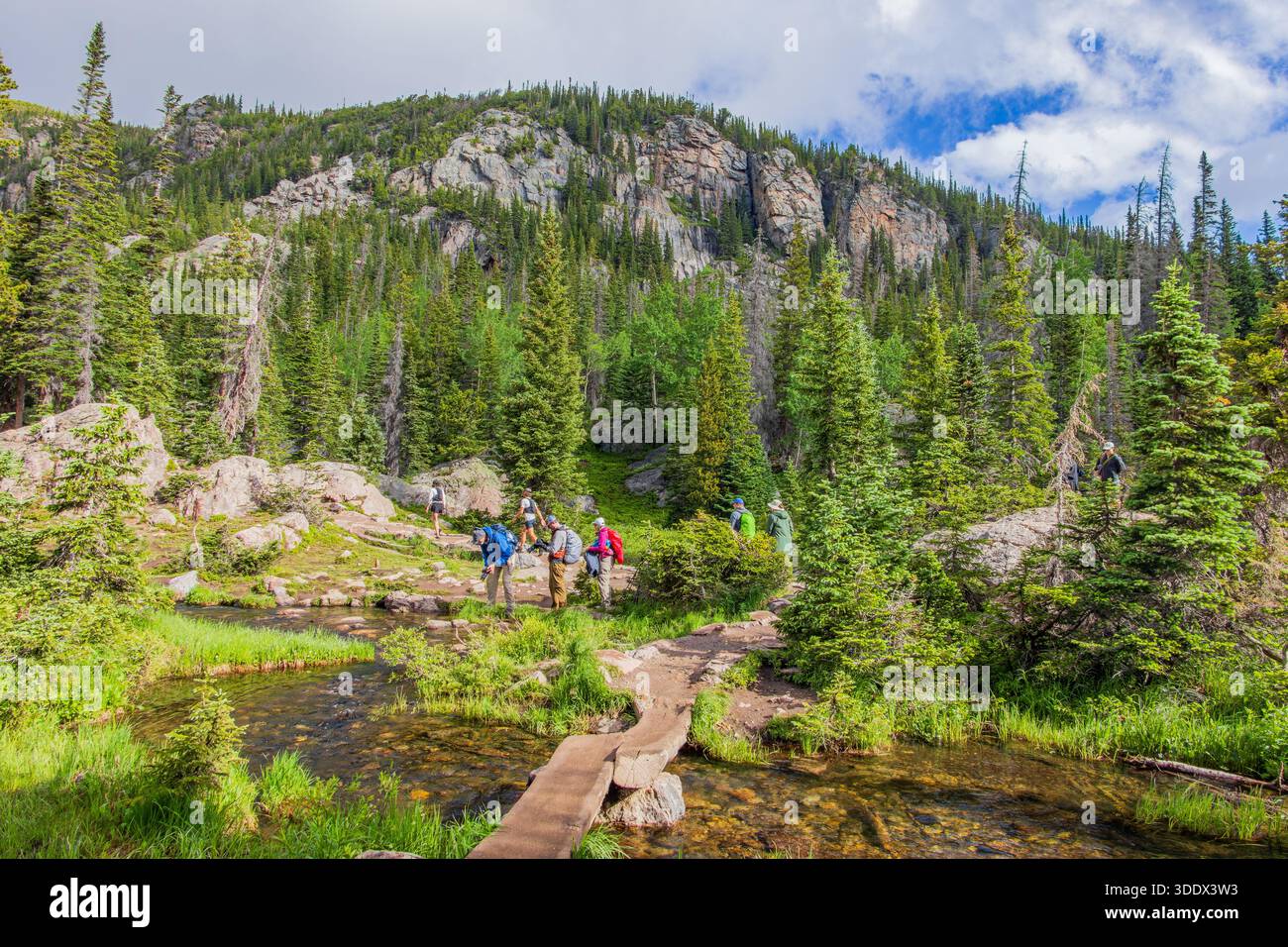 Colorado, 4. Juli 2025 – Besucher bewundern die wunderschöne Landschaft des Rocky Mountain National Park Stockfoto