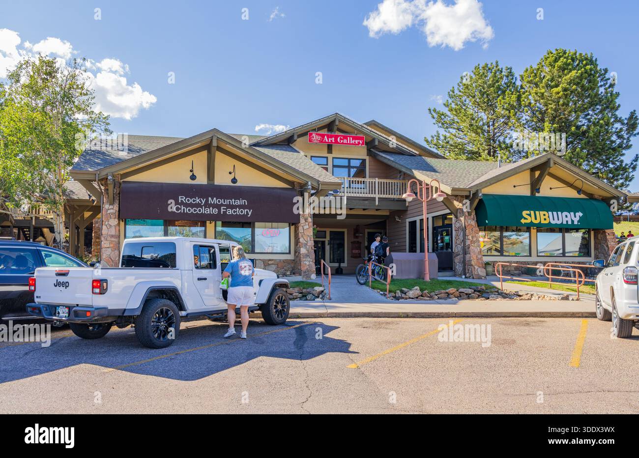 Colorado, 4. Juli 2025 - sonnige Außenansicht des Stanley Village Stockfoto