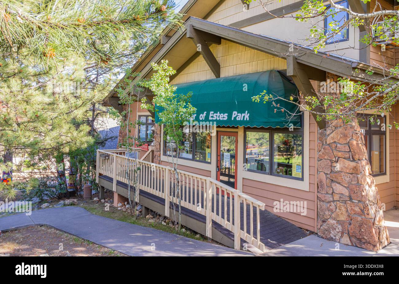 Colorado, 4. Juli 2025 - sonnige Außenansicht des Stanley Village Stockfoto