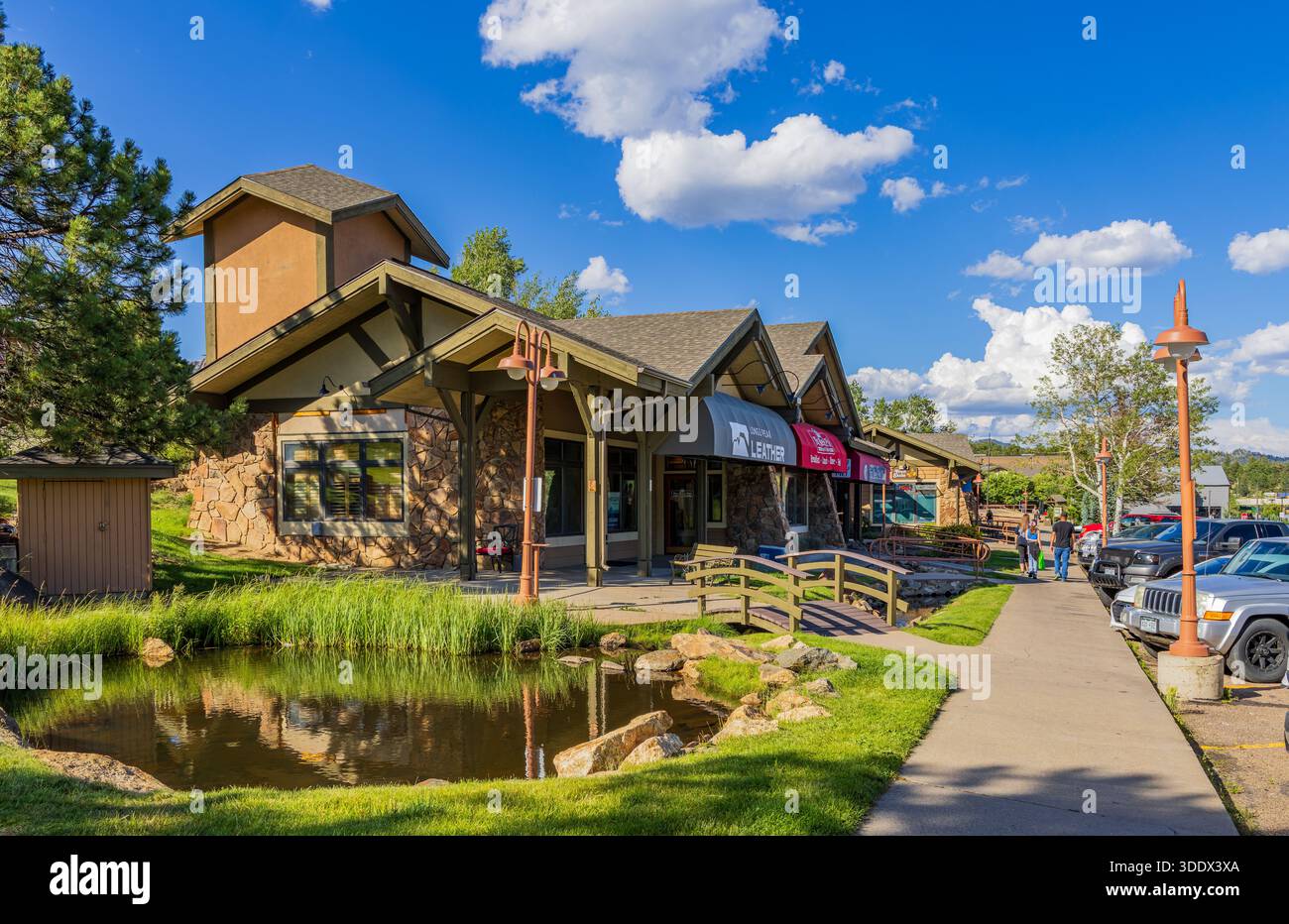 Colorado, 4. Juli 2025 - sonnige Außenansicht des Stanley Village Stockfoto