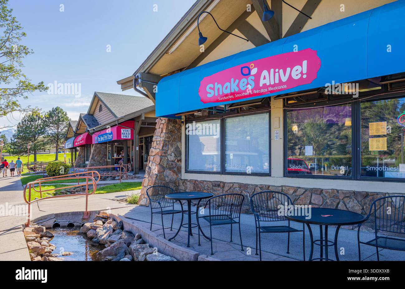 Colorado, 4. Juli 2025 - sonnige Außenansicht des Stanley Village Stockfoto