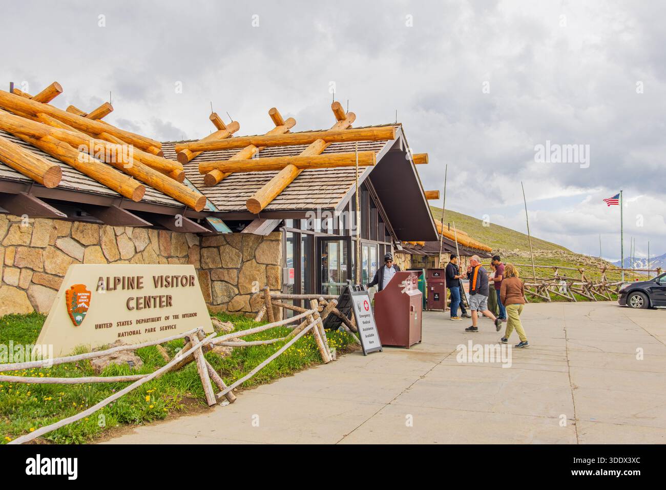 Colorado, 4. Juli 2025 - sonniger Außenblick auf das Alpine Visitor Center Stockfoto