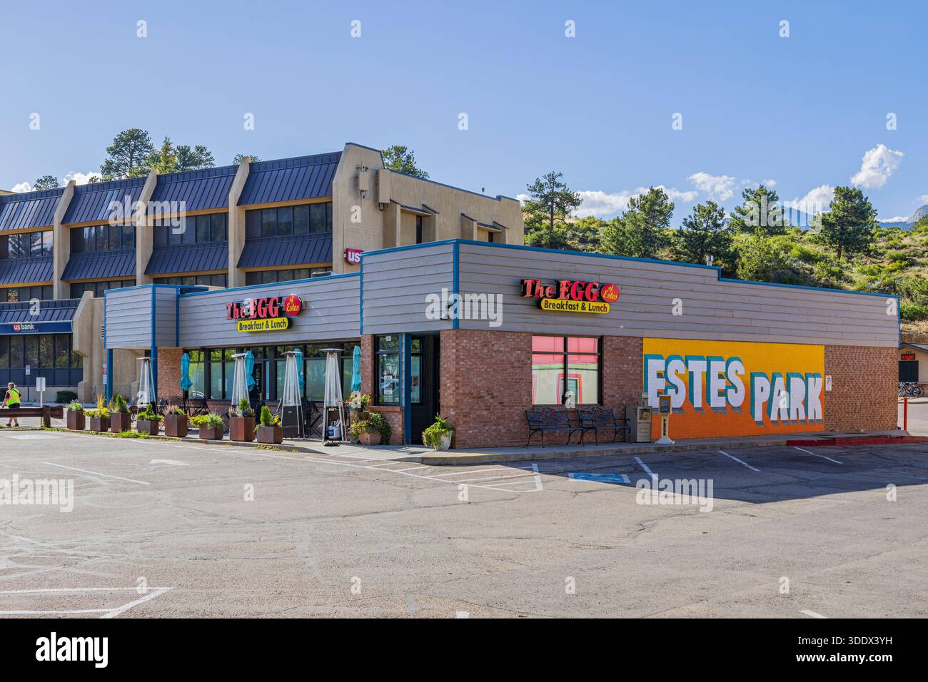 4. JULI 2025 - sonniger Blick auf die Straßenlandschaft im Zentrum von Estes Park Stockfoto