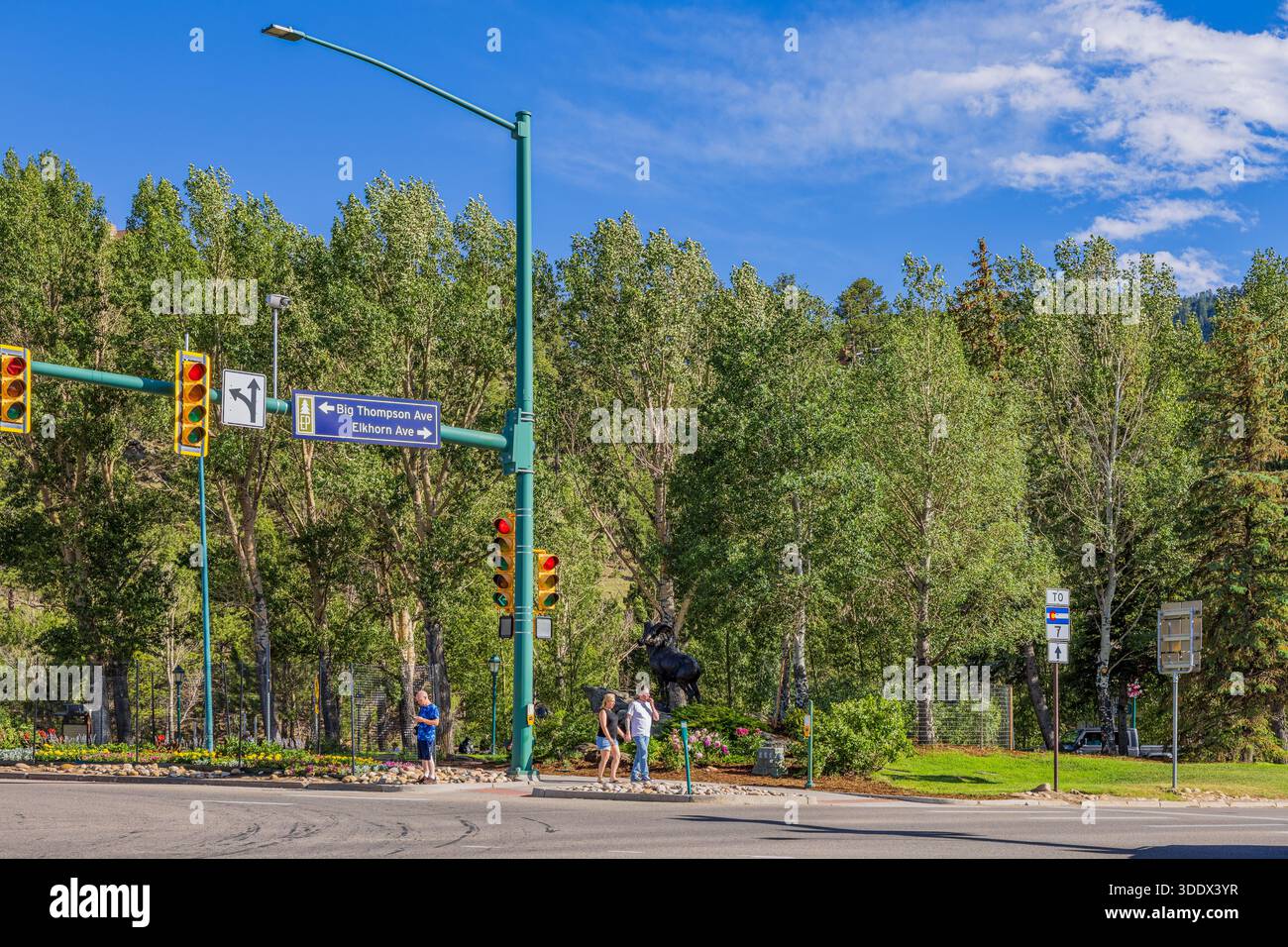 4. JULI 2025 - sonniger Blick auf die Straßenlandschaft im Zentrum von Estes Park Stockfoto