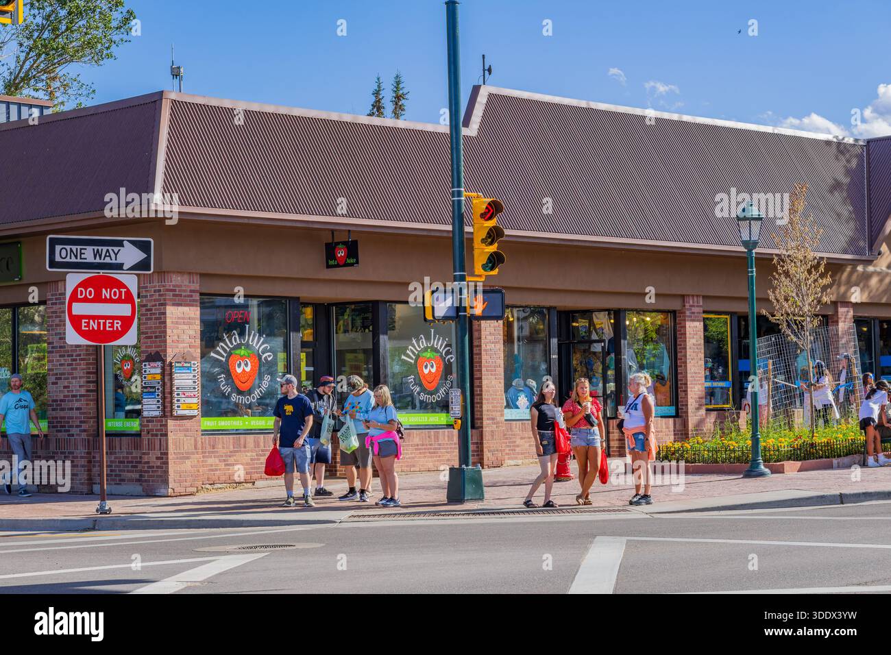 4. JULI 2025 - sonniger Blick auf die Straßenlandschaft im Zentrum von Estes Park Stockfoto