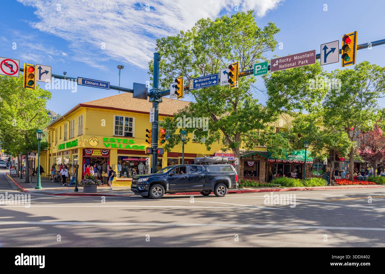 4. JULI 2025 - sonniger Blick auf die Straßenlandschaft im Zentrum von Estes Park Stockfoto