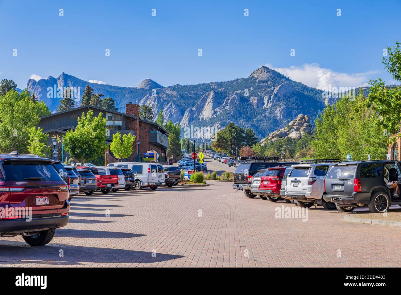 4. JULI 2025 - sonniger Blick auf die Straßenlandschaft im Zentrum von Estes Park Stockfoto