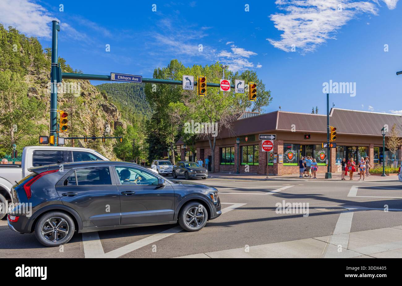 4. JULI 2025 - sonniger Blick auf die Straßenlandschaft im Zentrum von Estes Park Stockfoto