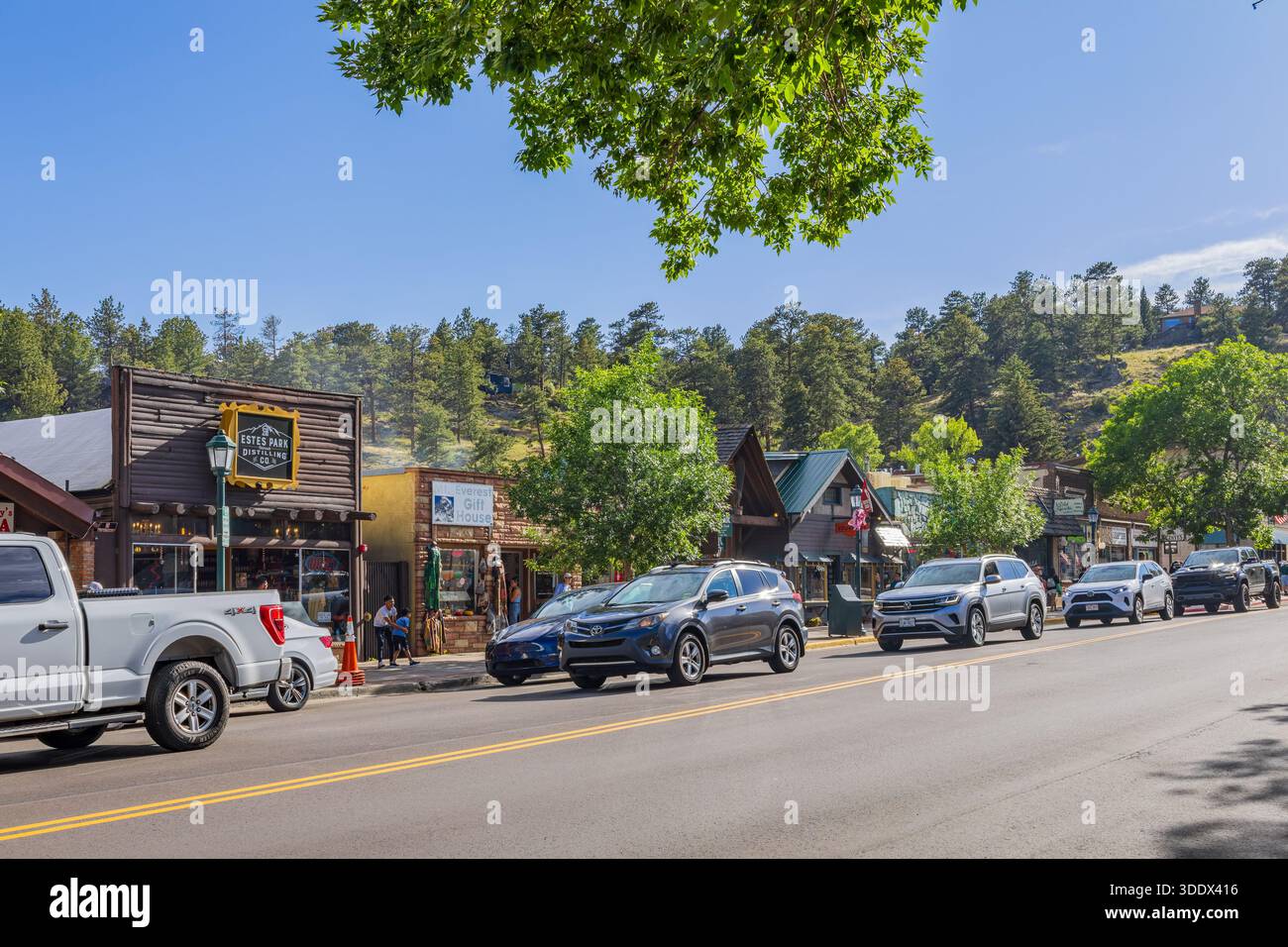 4. JULI 2025 - sonniger Blick auf die Straßenlandschaft im Zentrum von Estes Park Stockfoto