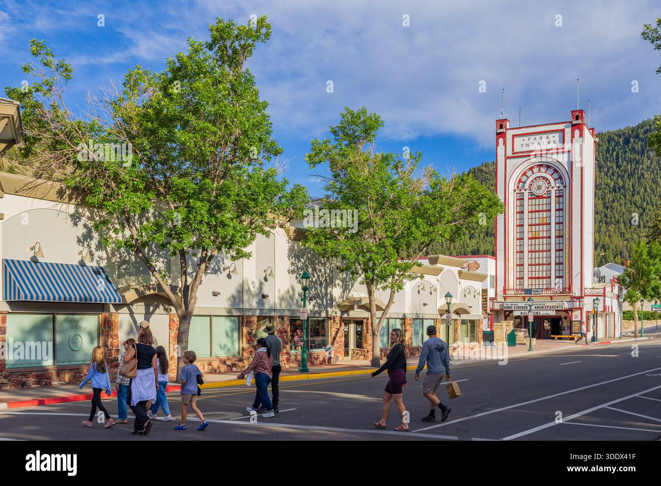 4. JULI 2025 - sonniger Blick auf die Straßenlandschaft im Zentrum von Estes Park Stockfoto