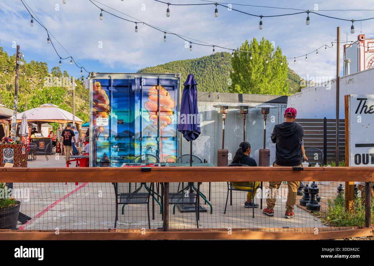 4. JULI 2025 - sonniger Blick auf die Straßenlandschaft im Zentrum von Estes Park Stockfoto
