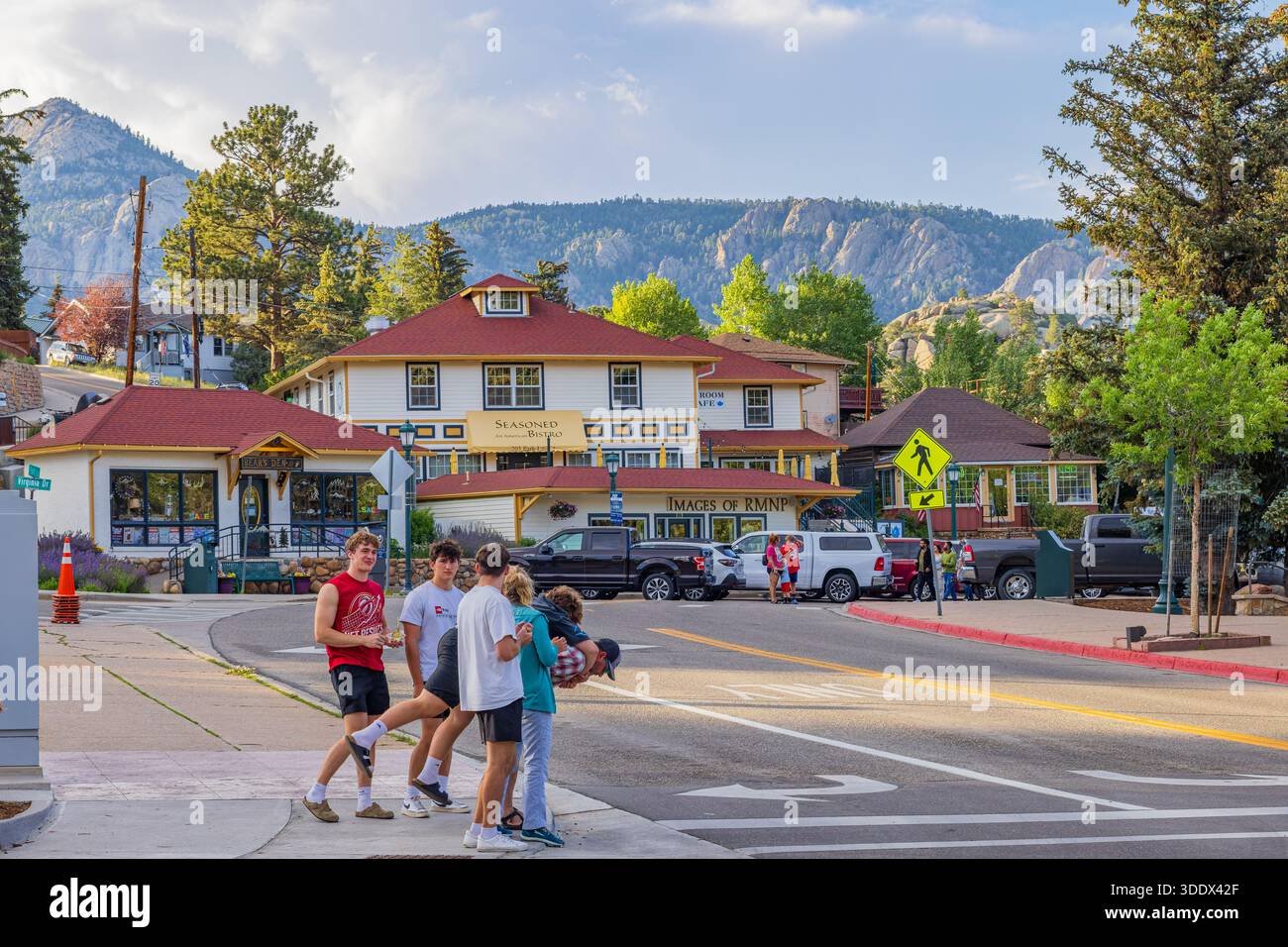 4. JULI 2025 - sonniger Blick auf die Straßenlandschaft im Zentrum von Estes Park Stockfoto
