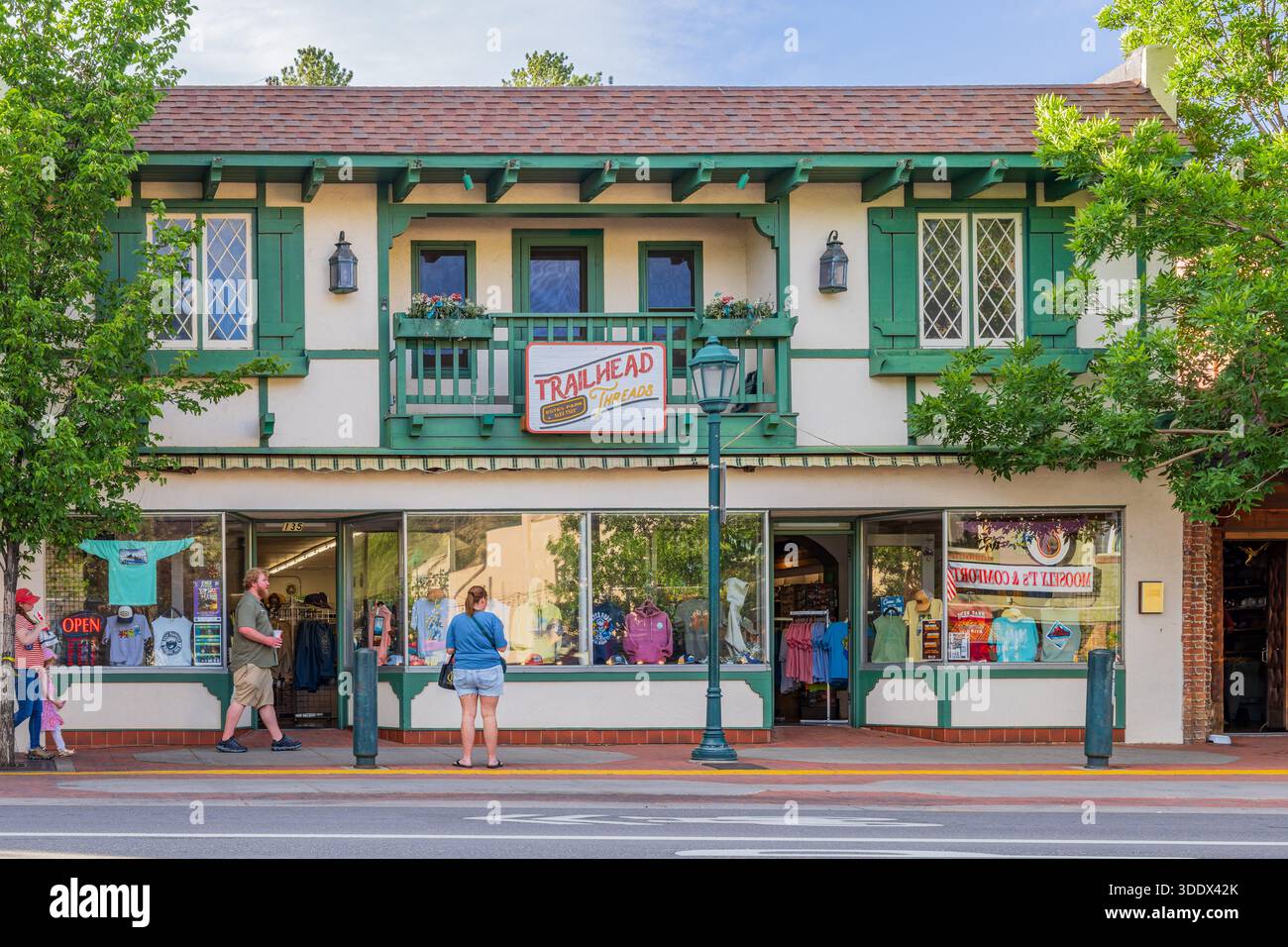 4. JULI 2025 - sonniger Blick auf die Straßenlandschaft im Zentrum von Estes Park Stockfoto