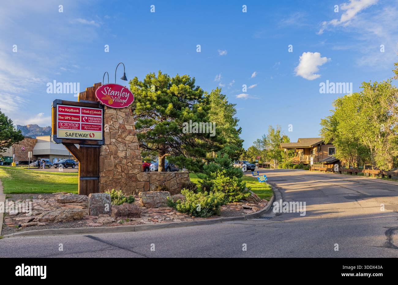 Colorado, 4. Juli 2025 - sonnige Außenansicht des Stanley Village Stockfoto