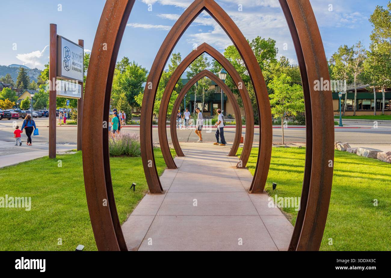 4. JULI 2025 - sonniger Blick auf die Straßenlandschaft im Zentrum von Estes Park Stockfoto