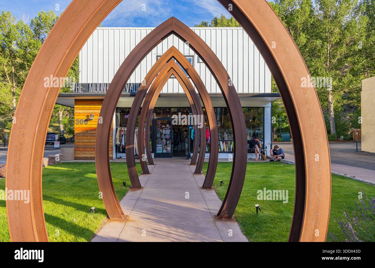 4. JULI 2025 - sonniger Blick auf die Straßenlandschaft im Zentrum von Estes Park Stockfoto