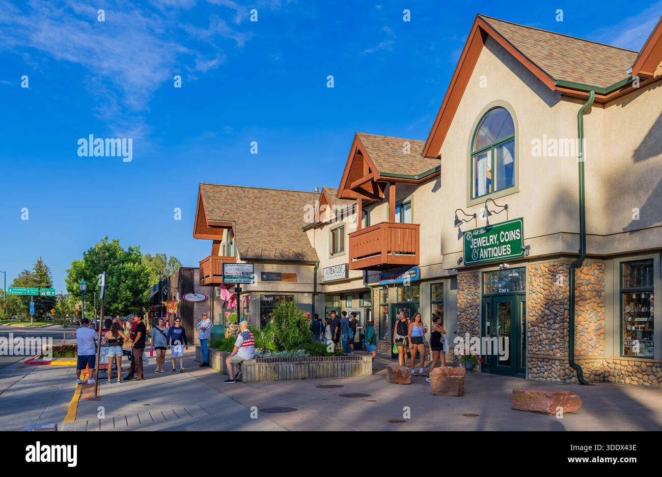 4. JULI 2025 - sonniger Blick auf die Straßenlandschaft im Zentrum von Estes Park Stockfoto