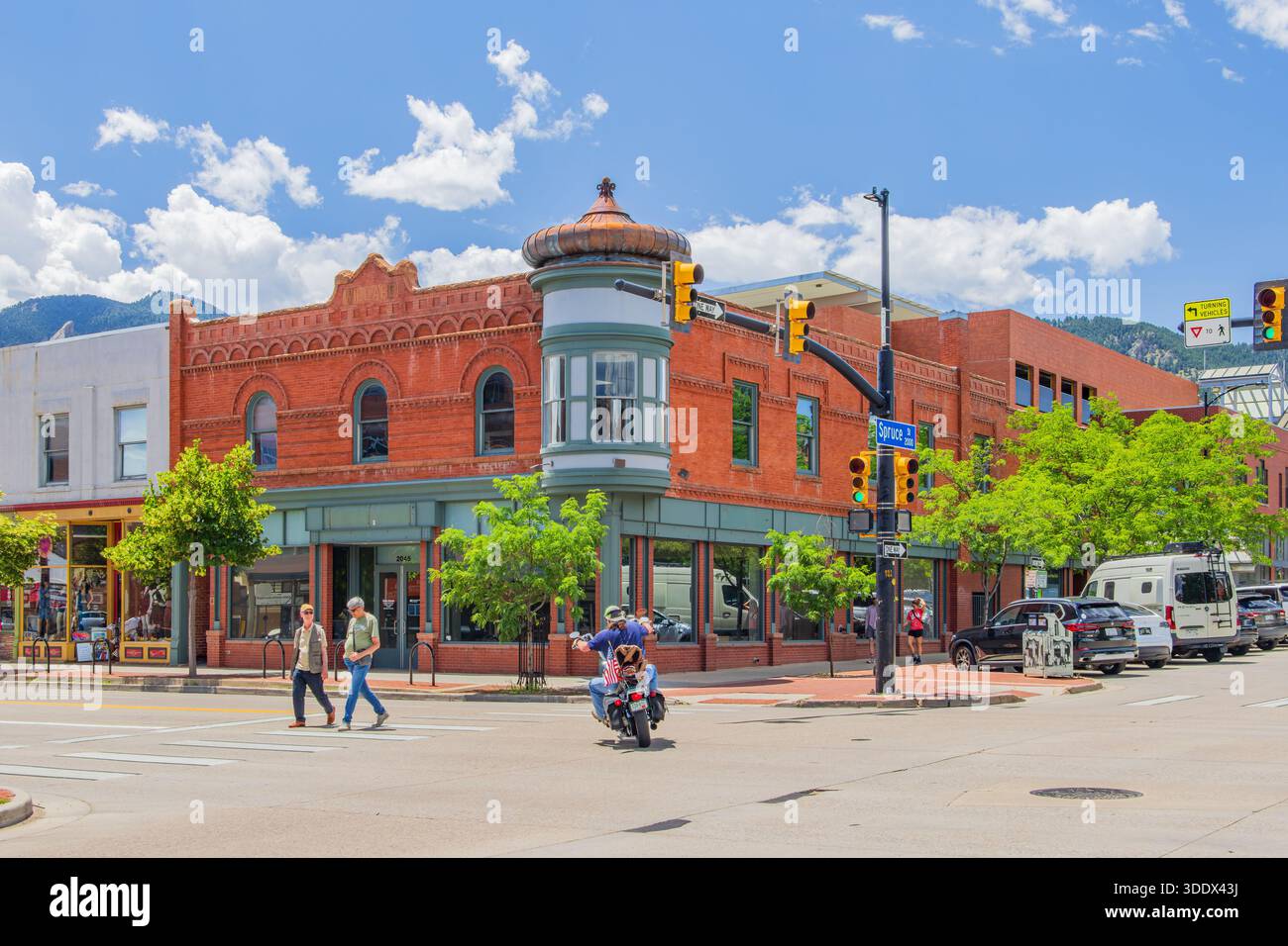 Boulder, 5. JUL 2025 - sonniger Blick auf die berühmte Pearl Street Stockfoto
