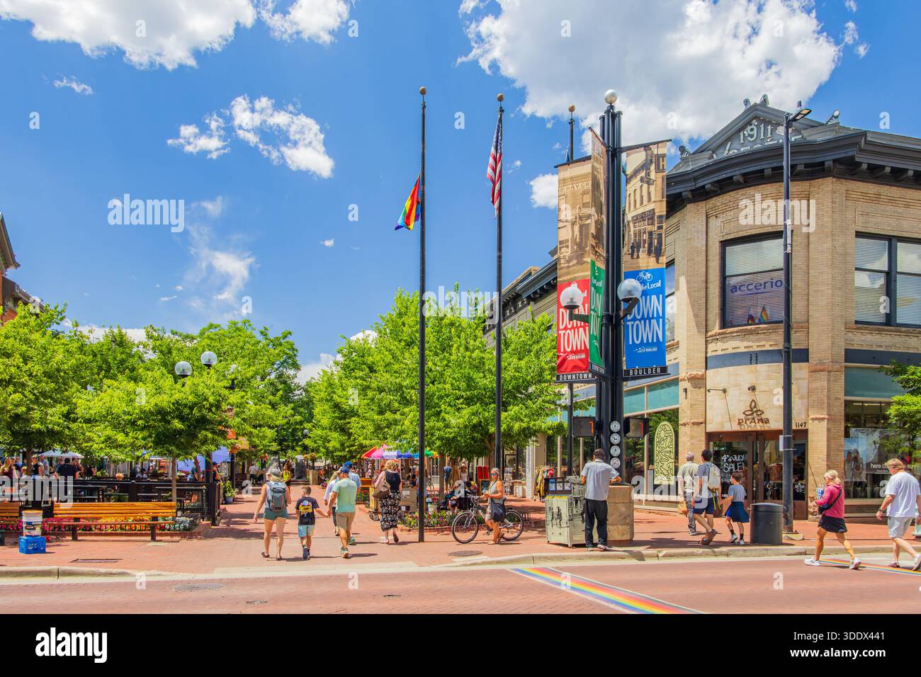 Boulder, 5. JUL 2025 - sonniger Blick auf die berühmte Pearl Street Stockfoto