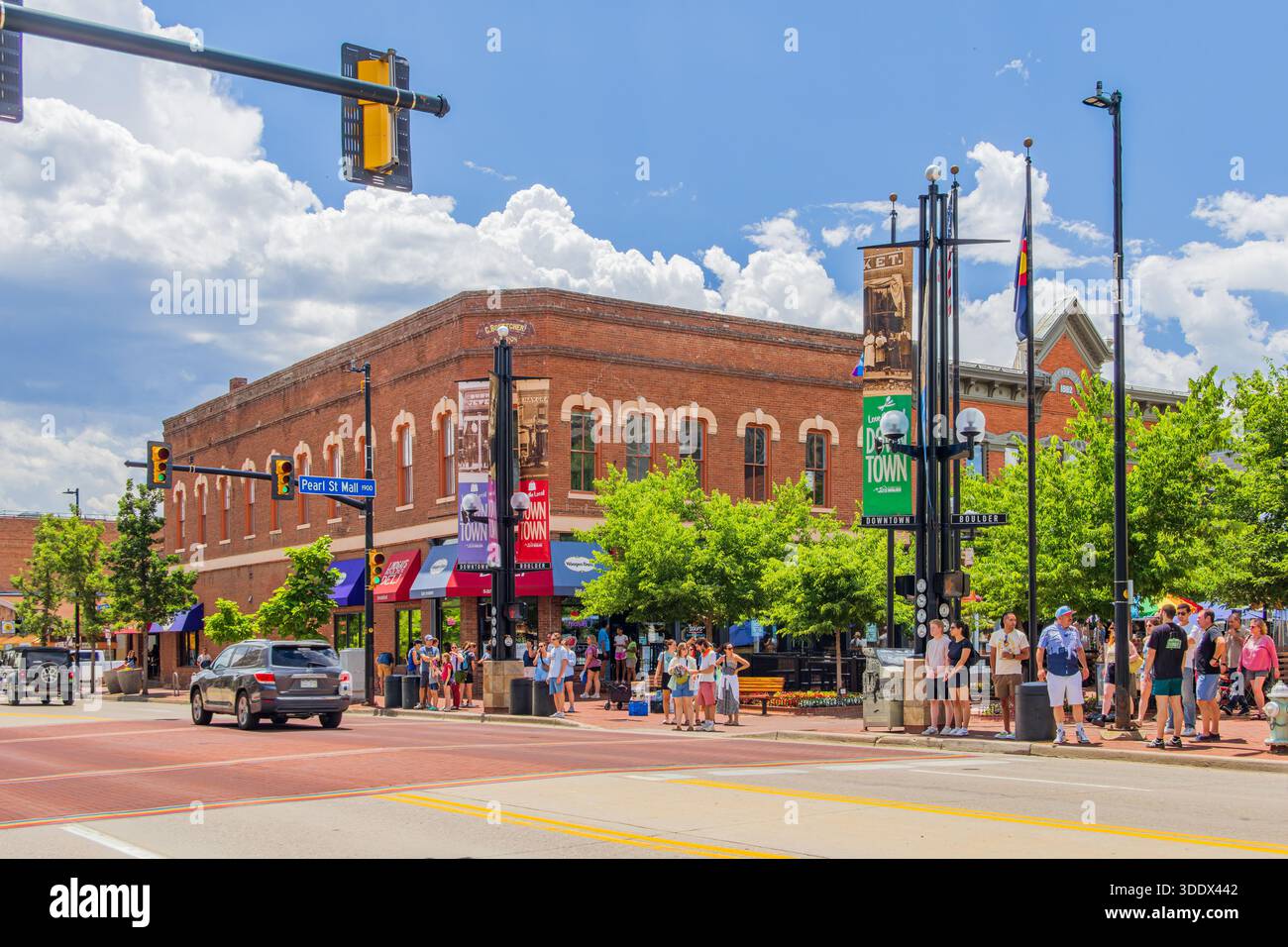 Boulder, 5. JUL 2025 - sonniger Blick auf die berühmte Pearl Street Stockfoto