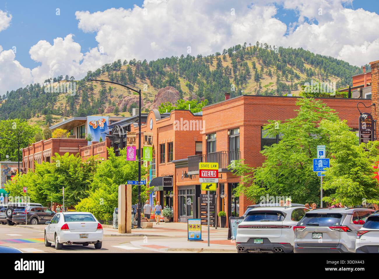 Boulder, 5. JUL 2025 - sonniger Blick auf die berühmte Pearl Street Stockfoto