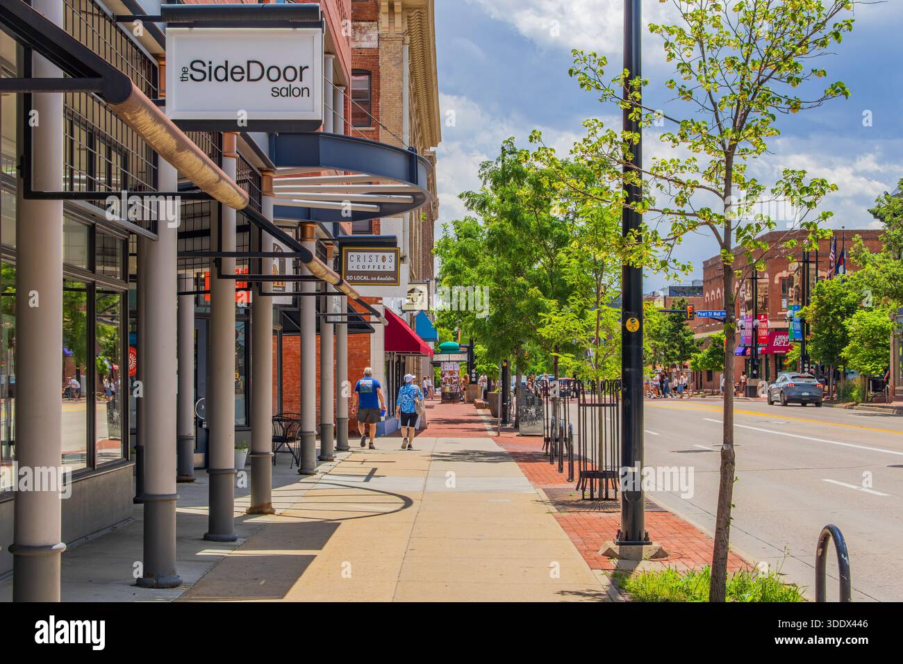 Boulder, 5. JUL 2025 - sonniger Blick auf die berühmte Pearl Street Stockfoto