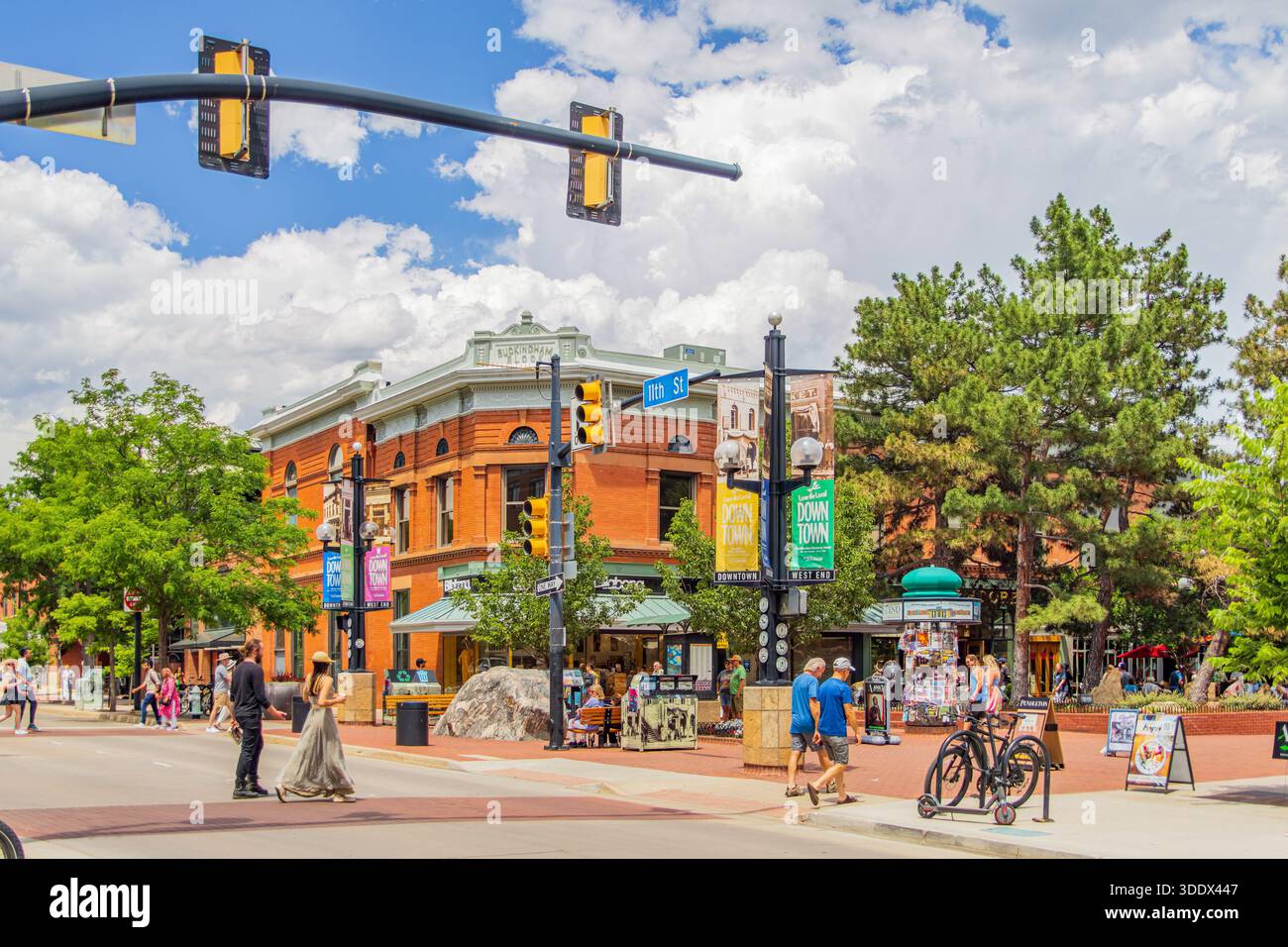 Boulder, 5. JUL 2025 - sonniger Blick auf die berühmte Pearl Street Stockfoto