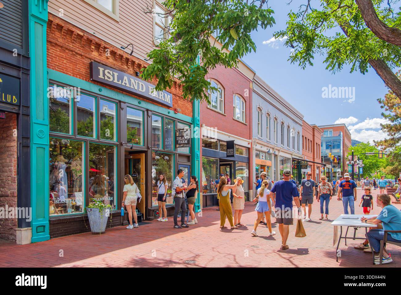 Boulder, 5. JUL 2025 - sonniger Blick auf die berühmte Pearl Street Stockfoto