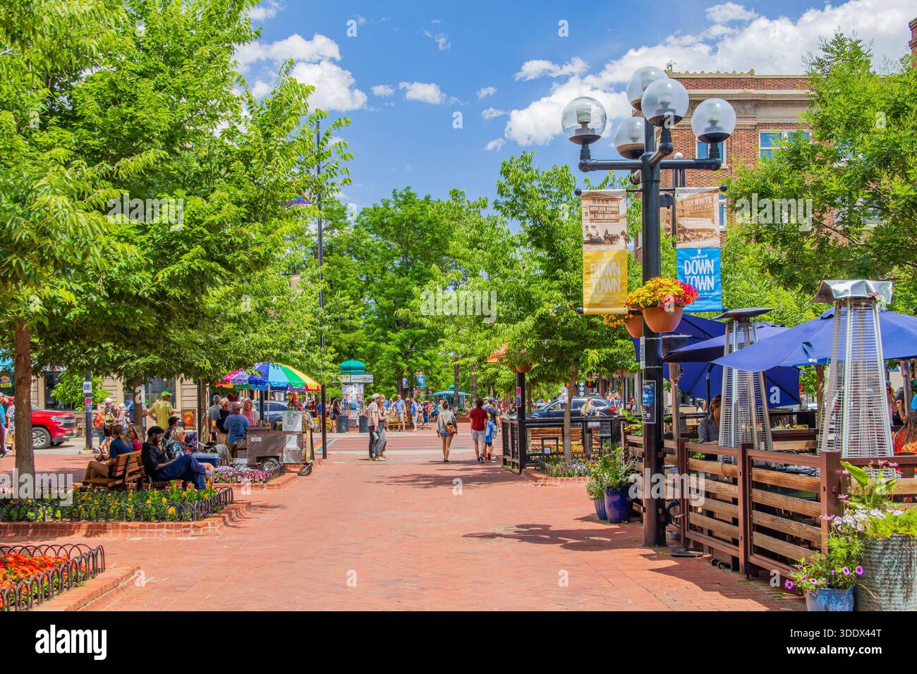Boulder, 5. JUL 2025 - sonniger Blick auf die berühmte Pearl Street Stockfoto