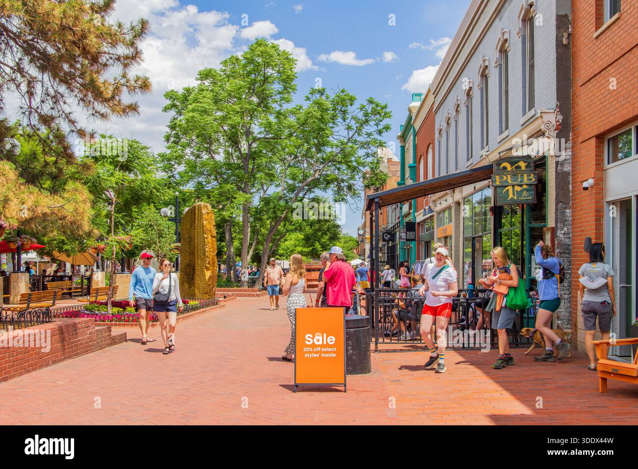 Boulder, 5. JUL 2025 - sonniger Blick auf die berühmte Pearl Street Stockfoto