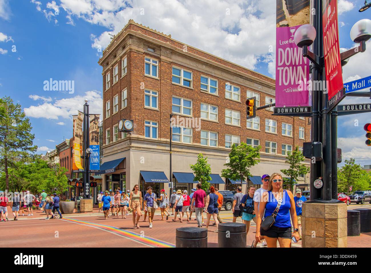Boulder, 5. JUL 2025 - sonniger Blick auf die berühmte Pearl Street Stockfoto