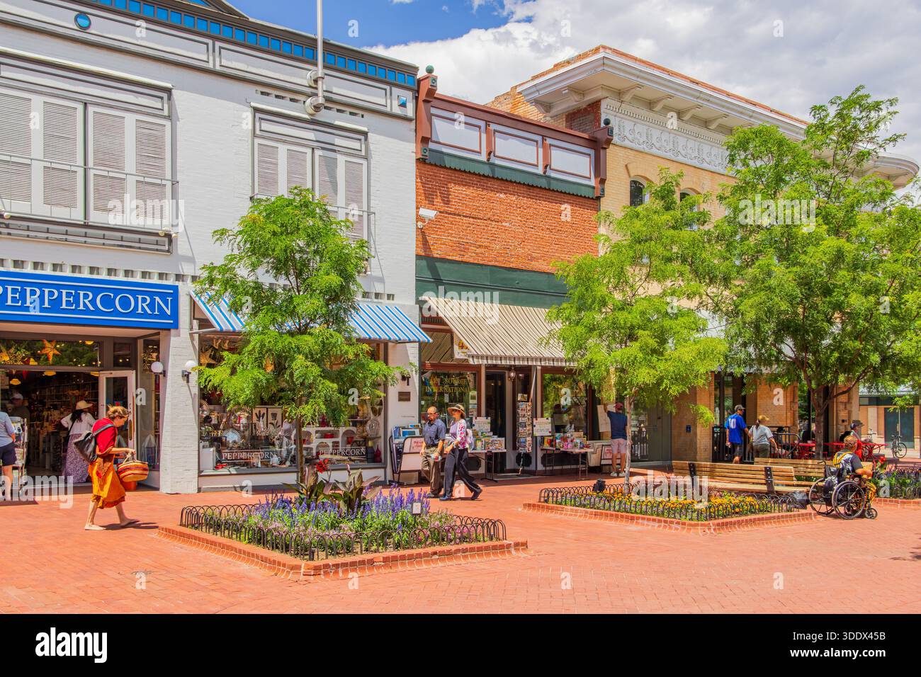 Boulder, 5. JUL 2025 - sonniger Blick auf die berühmte Pearl Street Stockfoto