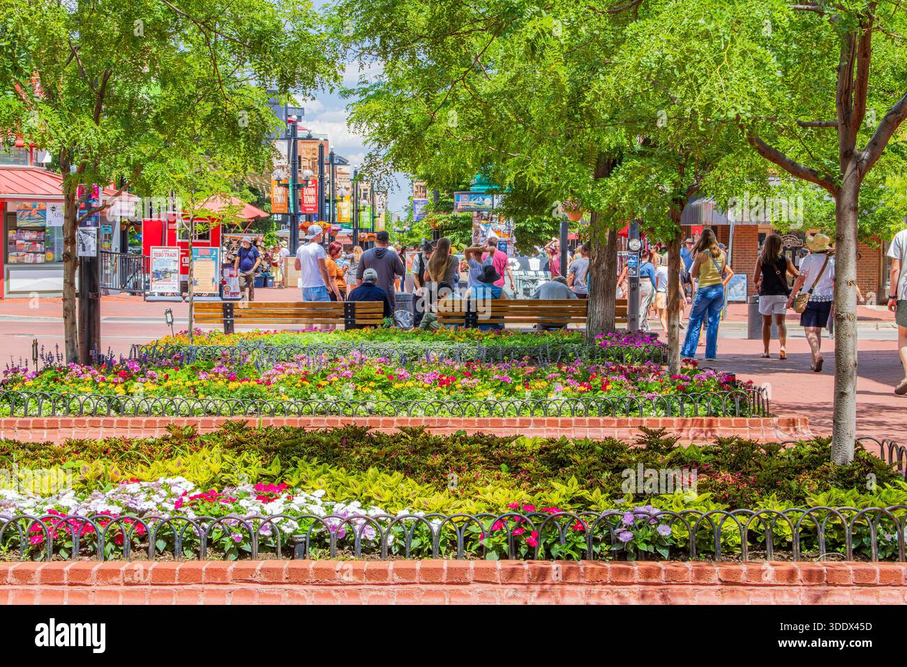 Boulder, 5. JUL 2025 - sonniger Blick auf die berühmte Pearl Street Stockfoto