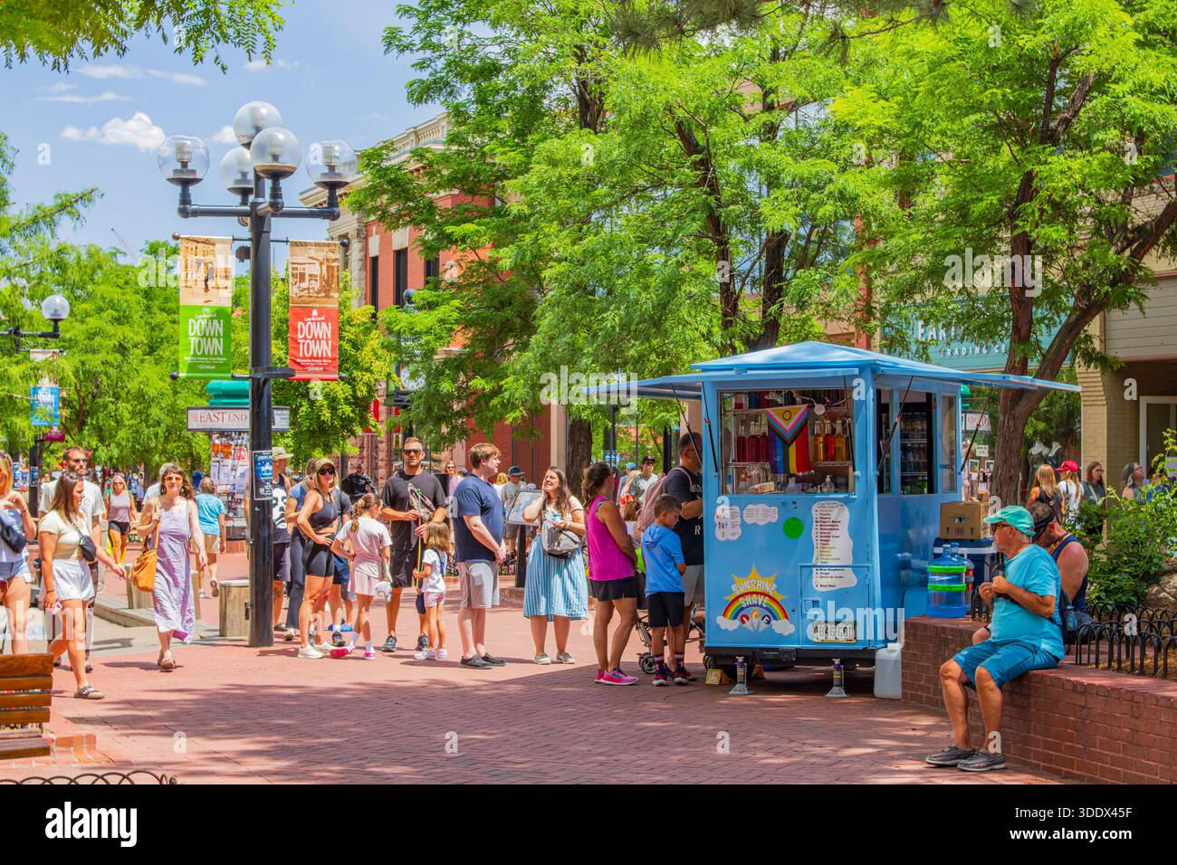 Boulder, 5. JUL 2025 - sonniger Blick auf die berühmte Pearl Street Stockfoto