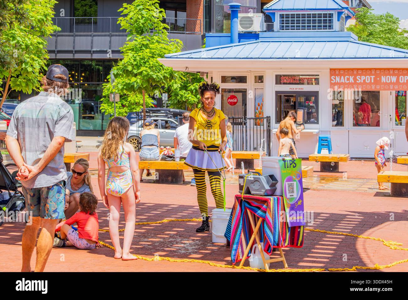 Boulder, 5. JUL 2025 - sonniger Blick auf die berühmte Pearl Street Stockfoto