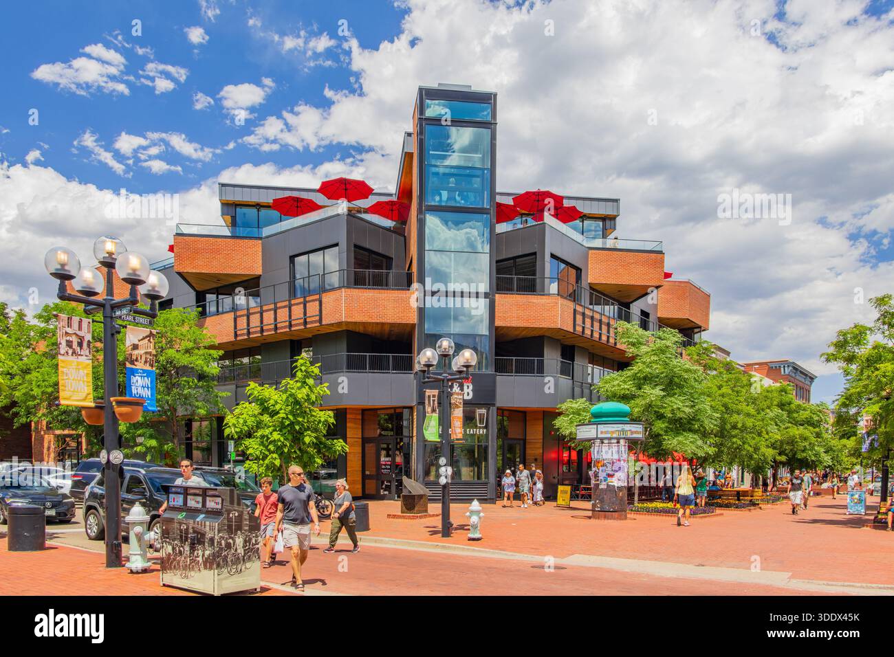 Boulder, 5. JUL 2025 - sonniger Blick auf die berühmte Pearl Street Stockfoto