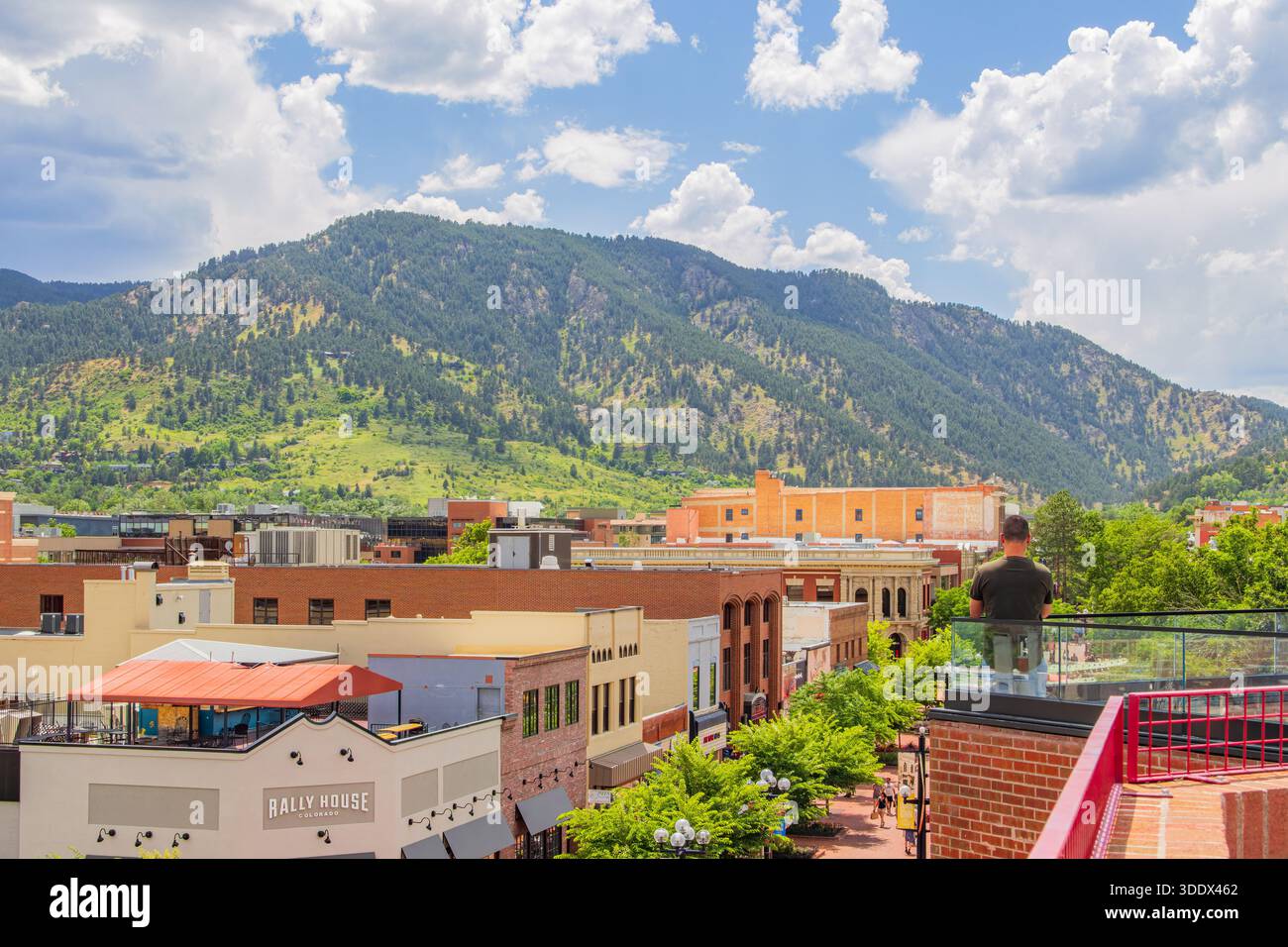 Boulder, 5. JUL 2025 - sonniger Blick auf die berühmte Pearl Street Stockfoto