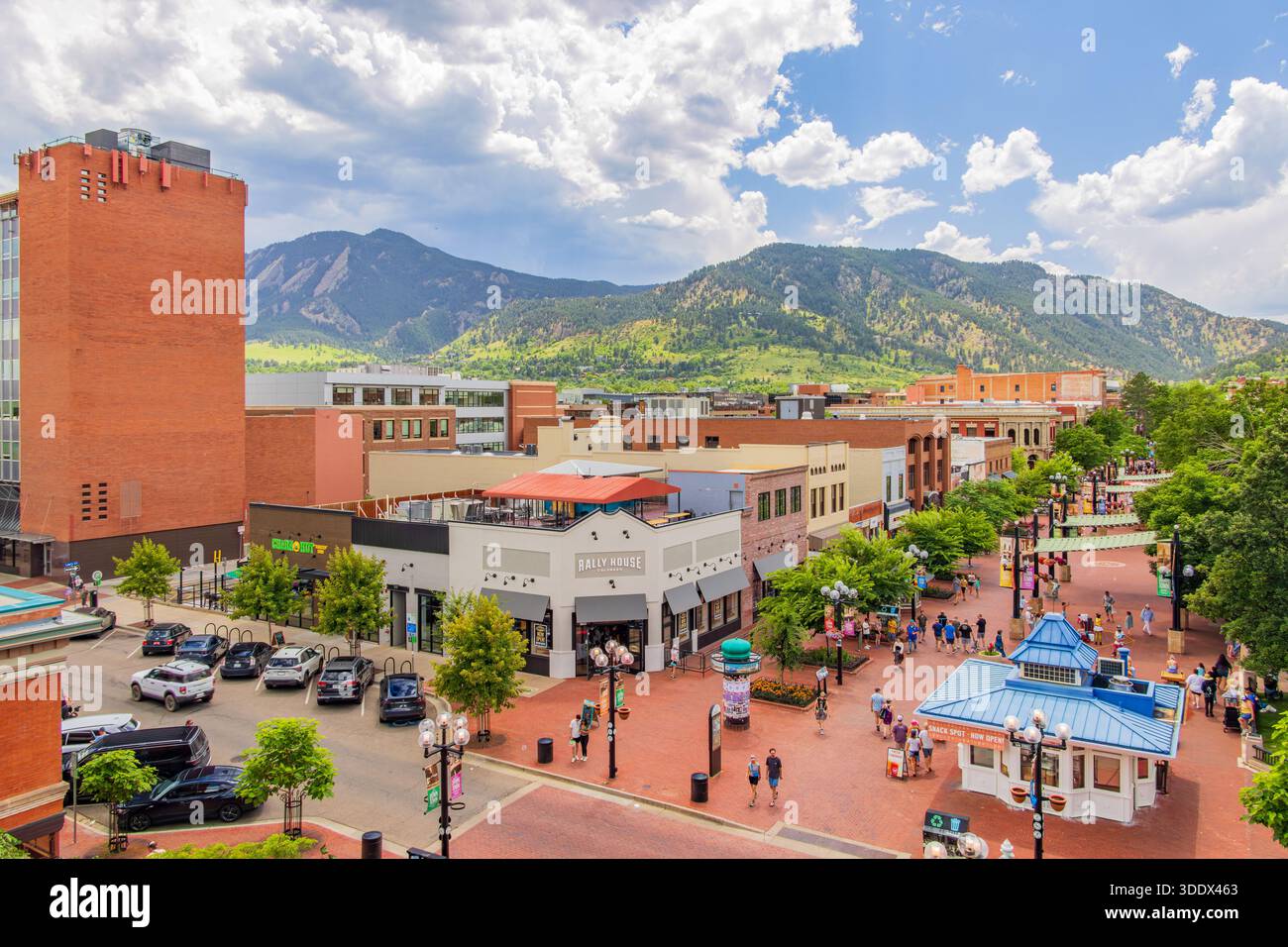 Boulder, 5. JUL 2025 - sonniger Blick auf die berühmte Pearl Street Stockfoto
