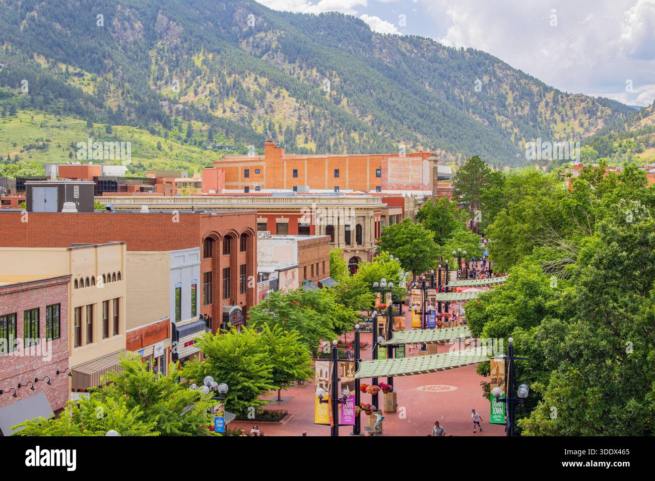 Boulder, 5. JUL 2025 - sonniger Blick auf die berühmte Pearl Street Stockfoto
