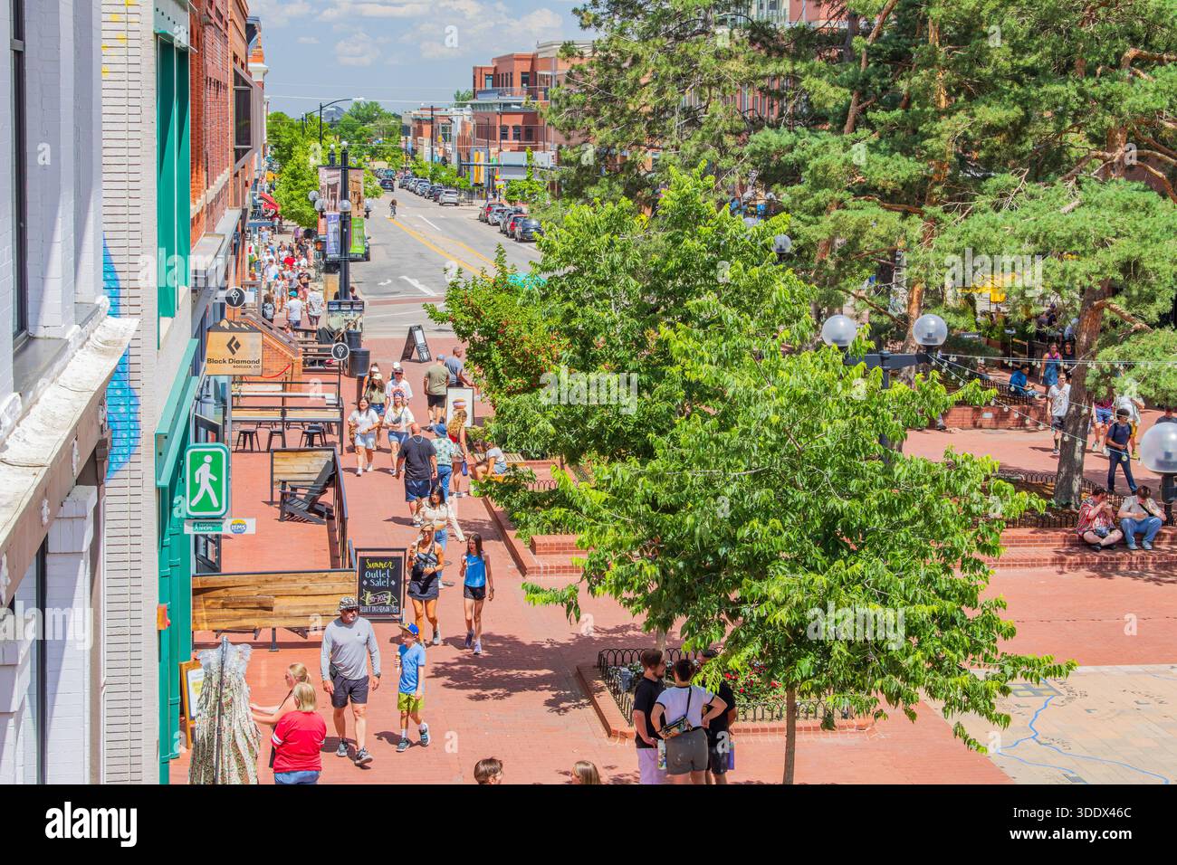 Boulder, 5. JUL 2025 - sonniger Blick auf die berühmte Pearl Street Stockfoto