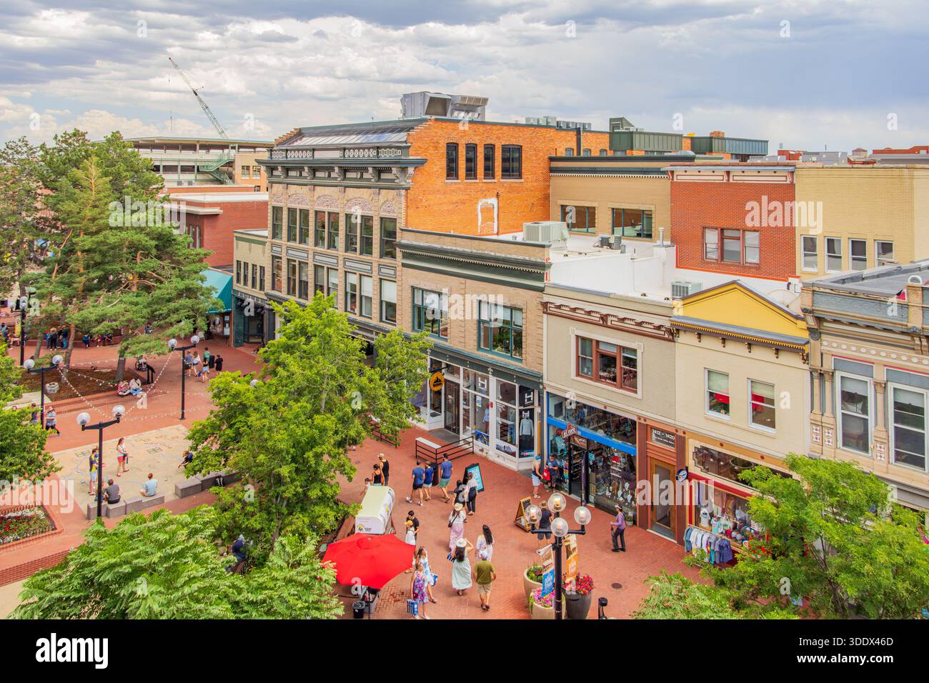 Boulder, 5. JUL 2025 - sonniger Blick auf die berühmte Pearl Street Stockfoto