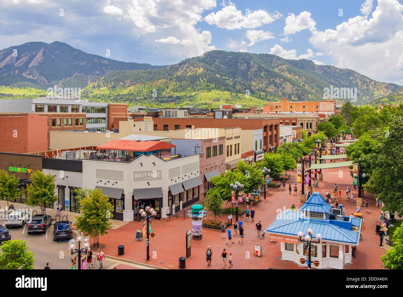 Boulder, 5. JUL 2025 - sonniger Blick auf die berühmte Pearl Street Stockfoto