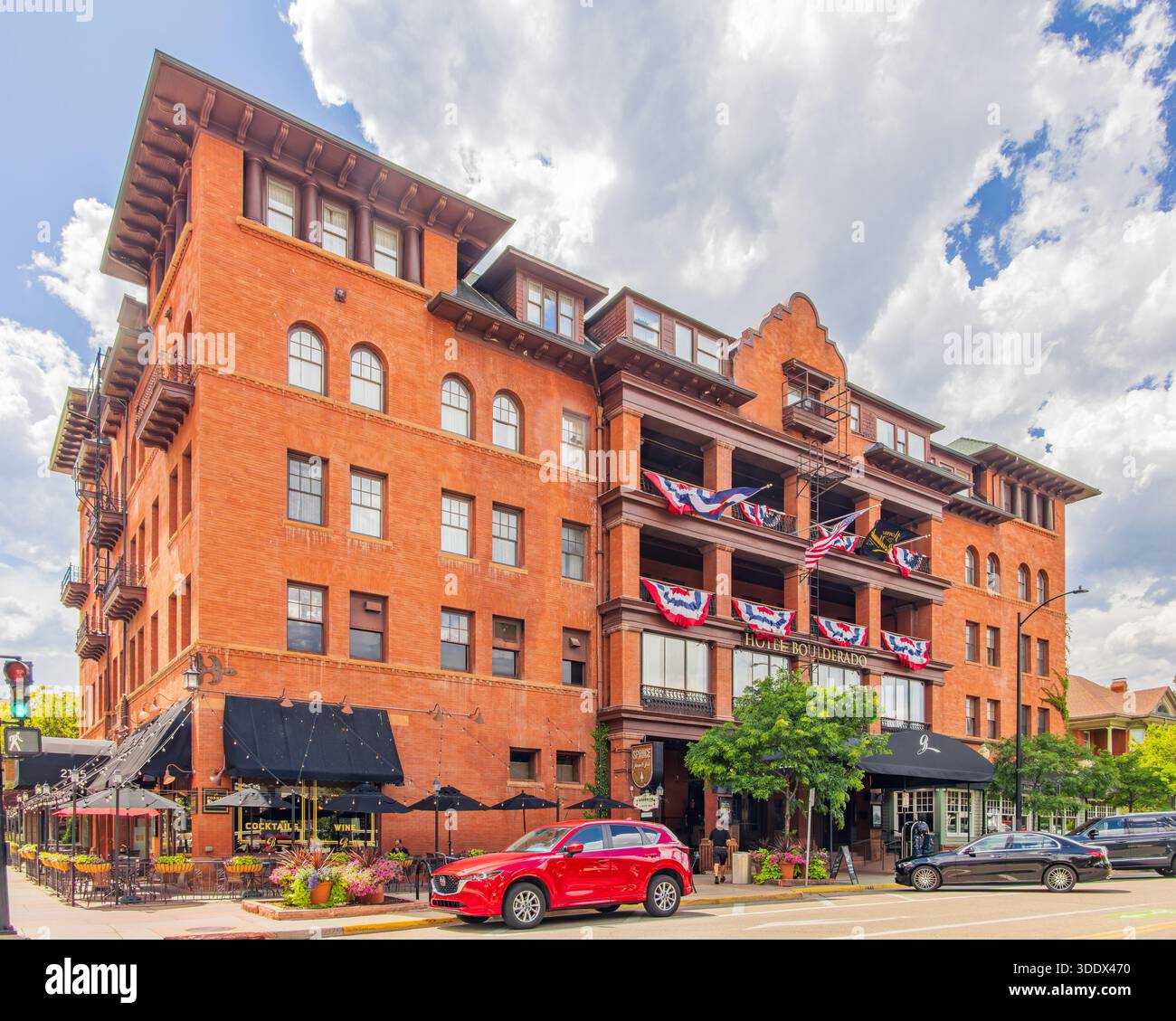 Boulder, 5. Juli 2025 - sonniger Blick auf das berühmte Hotel Boulderado in der Nähe der Pearl Street Stockfoto