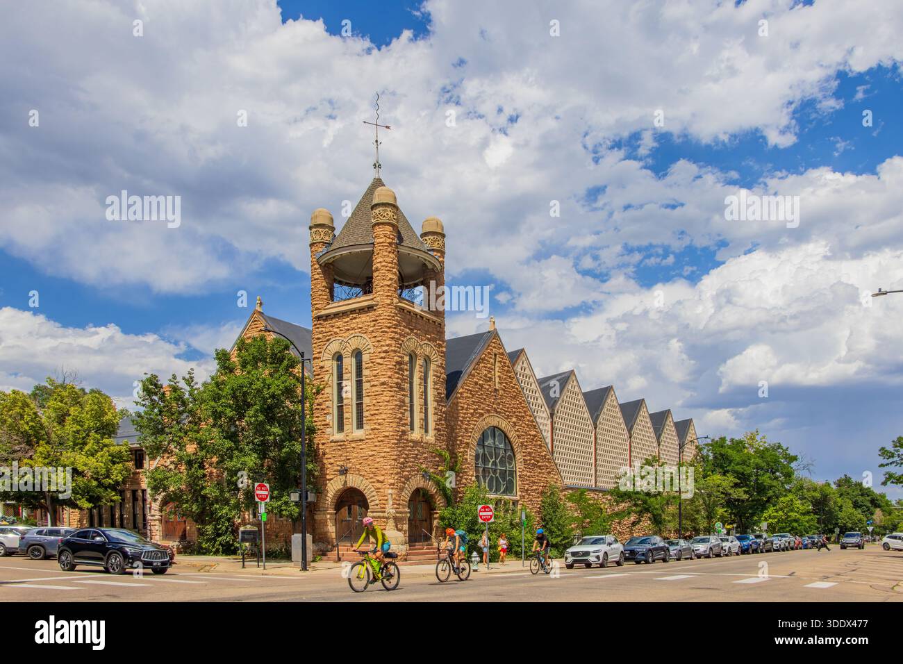 Boulder, 5. JUL 2025 - sonniger Blick auf die berühmte First United Methodist Church in der Nähe der Pearl Street Stockfoto